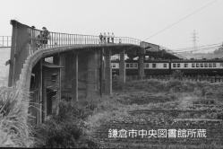 横須賀線跨線橋とモノレール